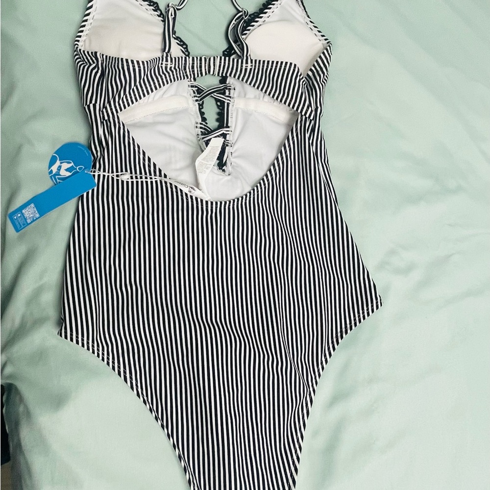 Cupshe Black and White Striped Swimsuit - Picture 6 of 8